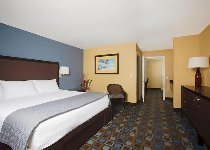 Resort The Nautical Beachfront 3*