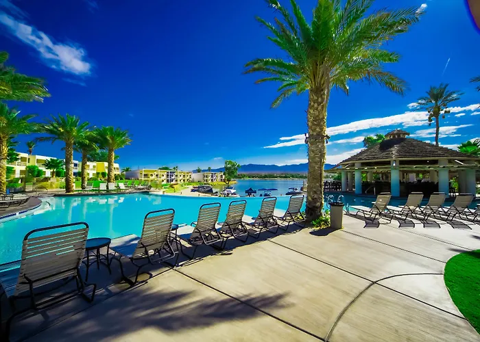 Resort The Nautical Beachfront 3*