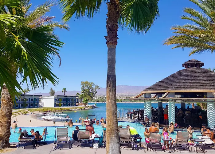 Resort The Nautical Beachfront 3*