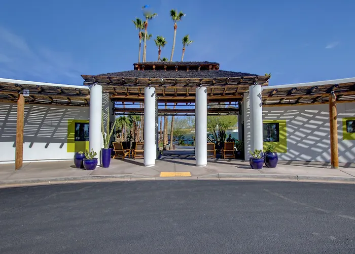 Resort The Nautical Beachfront