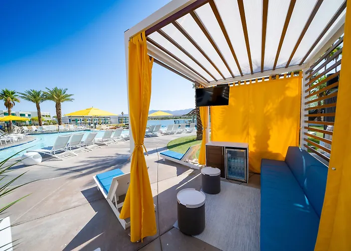 Resort The Nautical Beachfront 3*