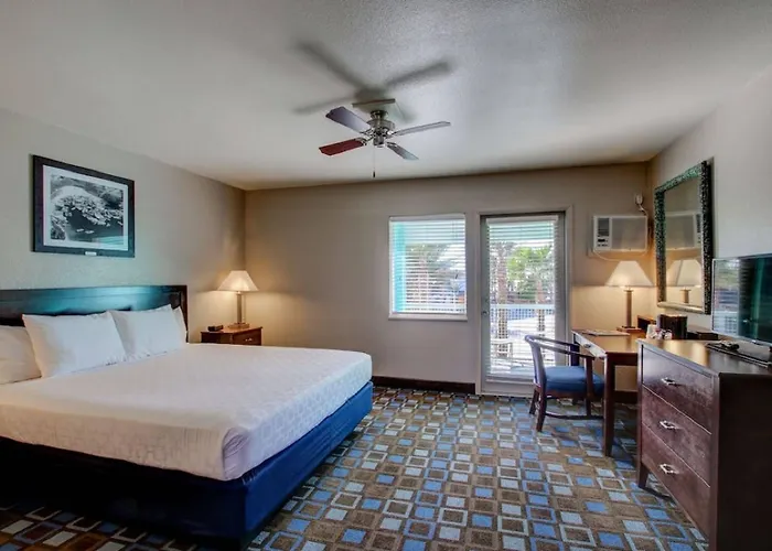 Resort The Nautical Beachfront 3*