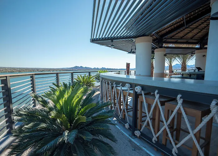 Resort The Nautical Beachfront